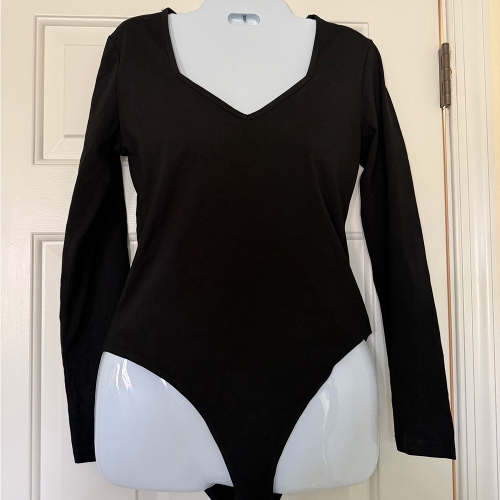 MANGOPOP Black Long Sleeve Bodysuit V-Neck Size M NWT
